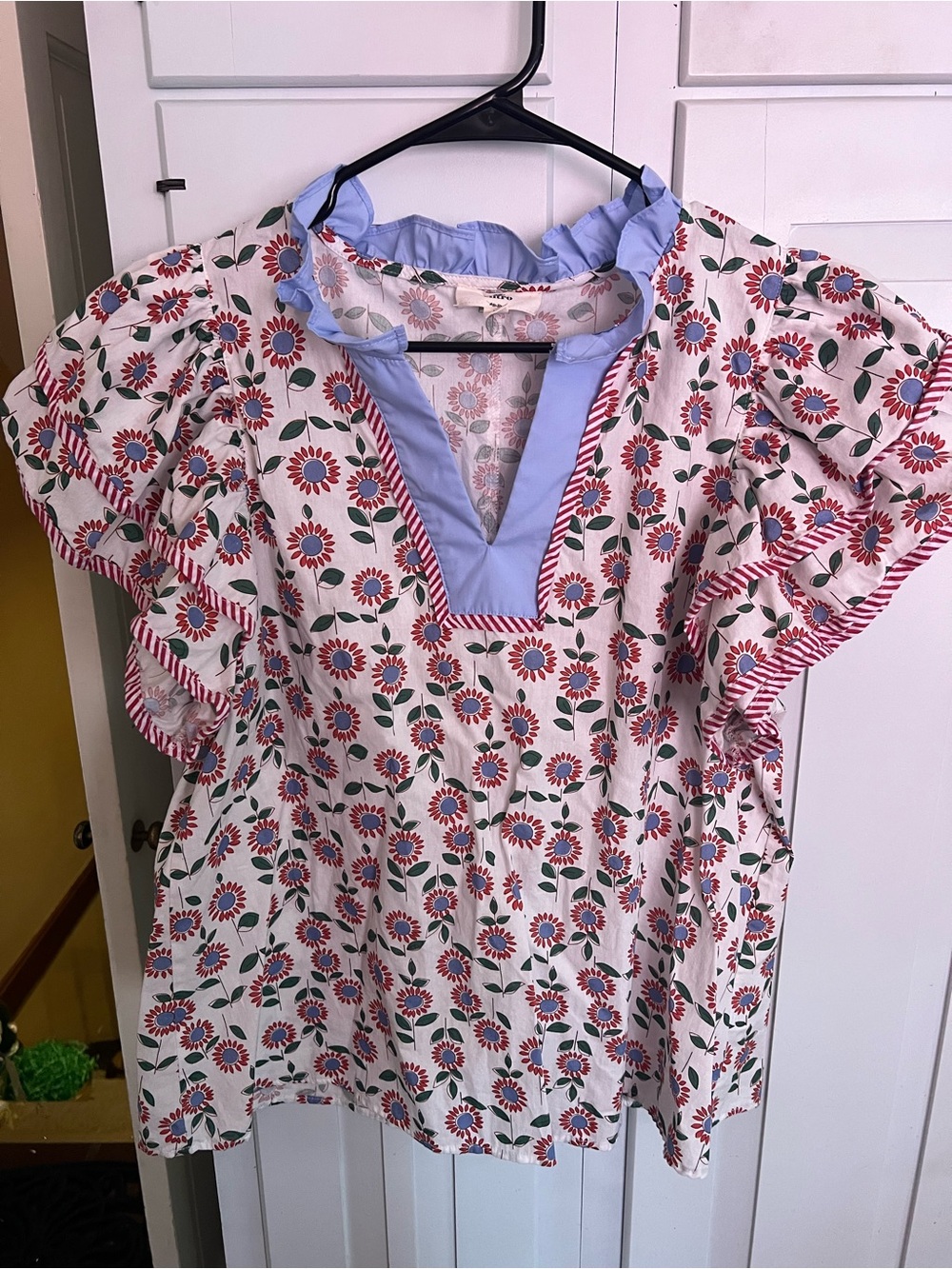 entro Floral Puff Sleeve Top in White, Red, Blue